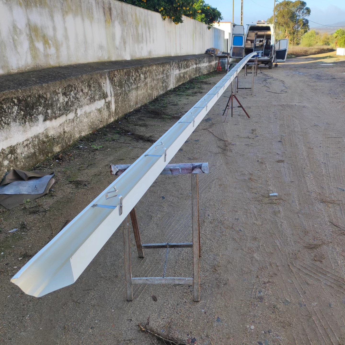 Fabrico de caleira contínua em alumínio no local