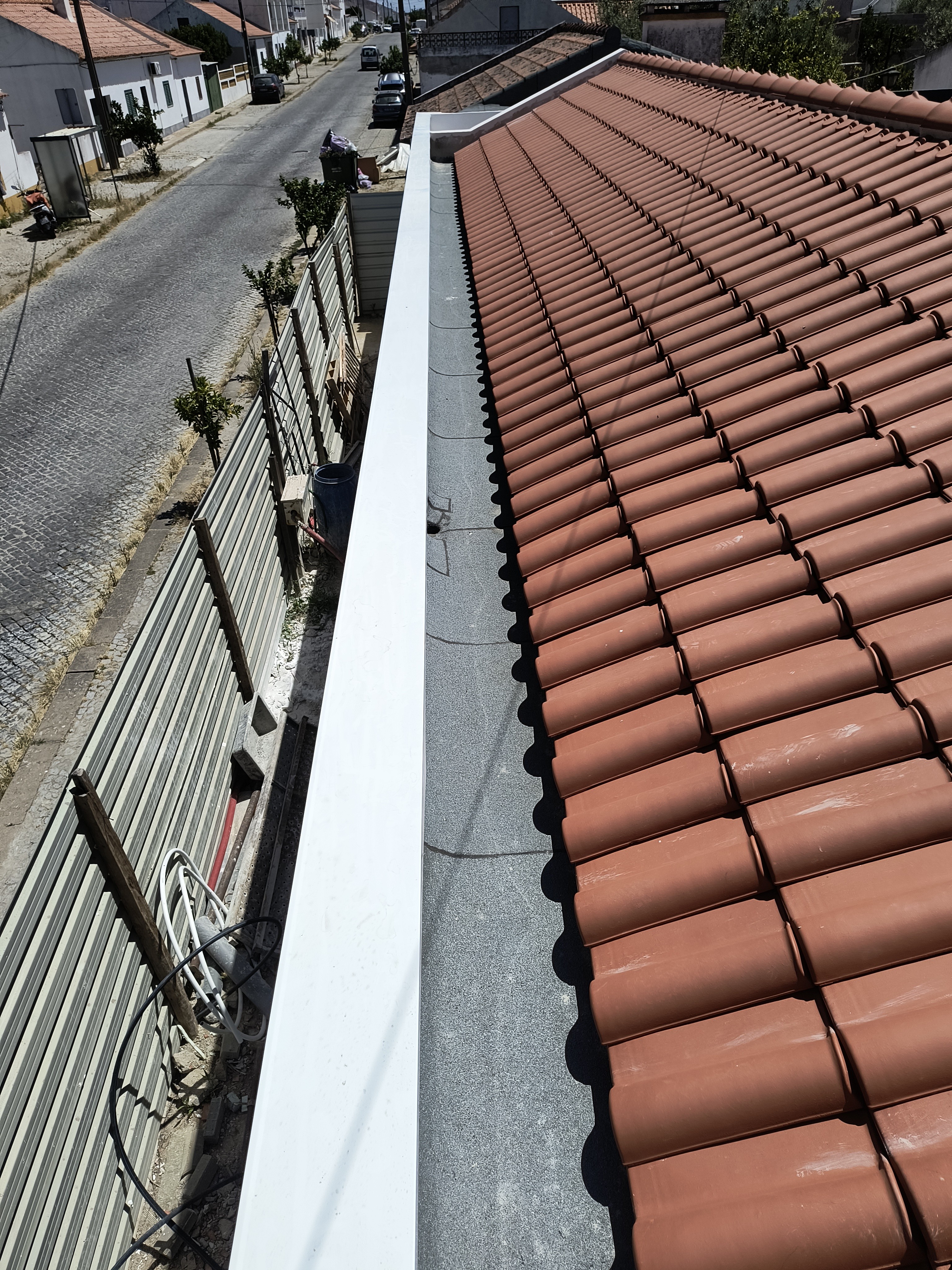 Capeamento branco em telhado cerâmico