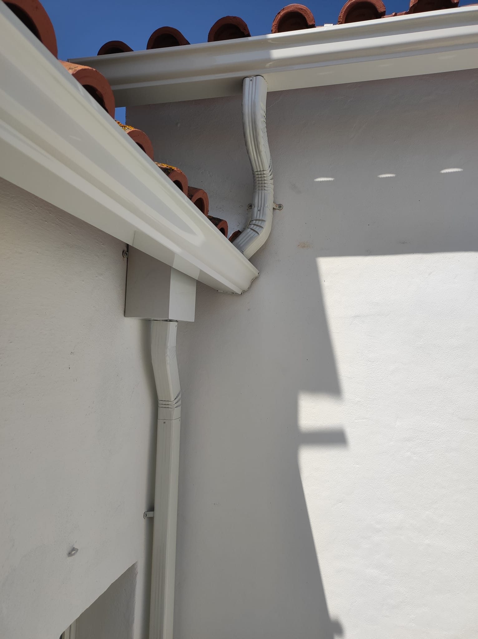 Detalhe de ligação de caleira com tubo de queda