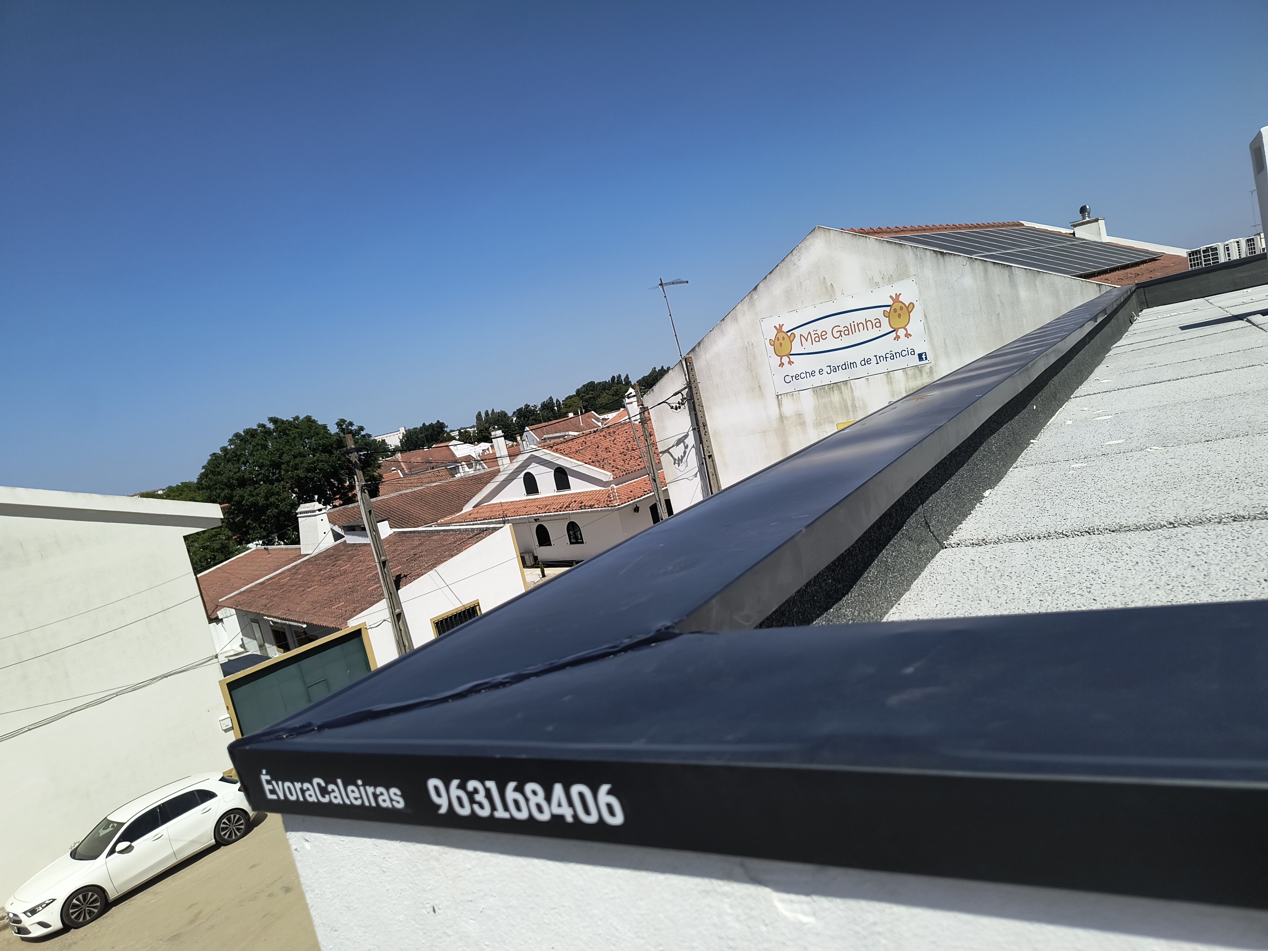 Caleira preta com marca ÉvoraCaleiras instalada
