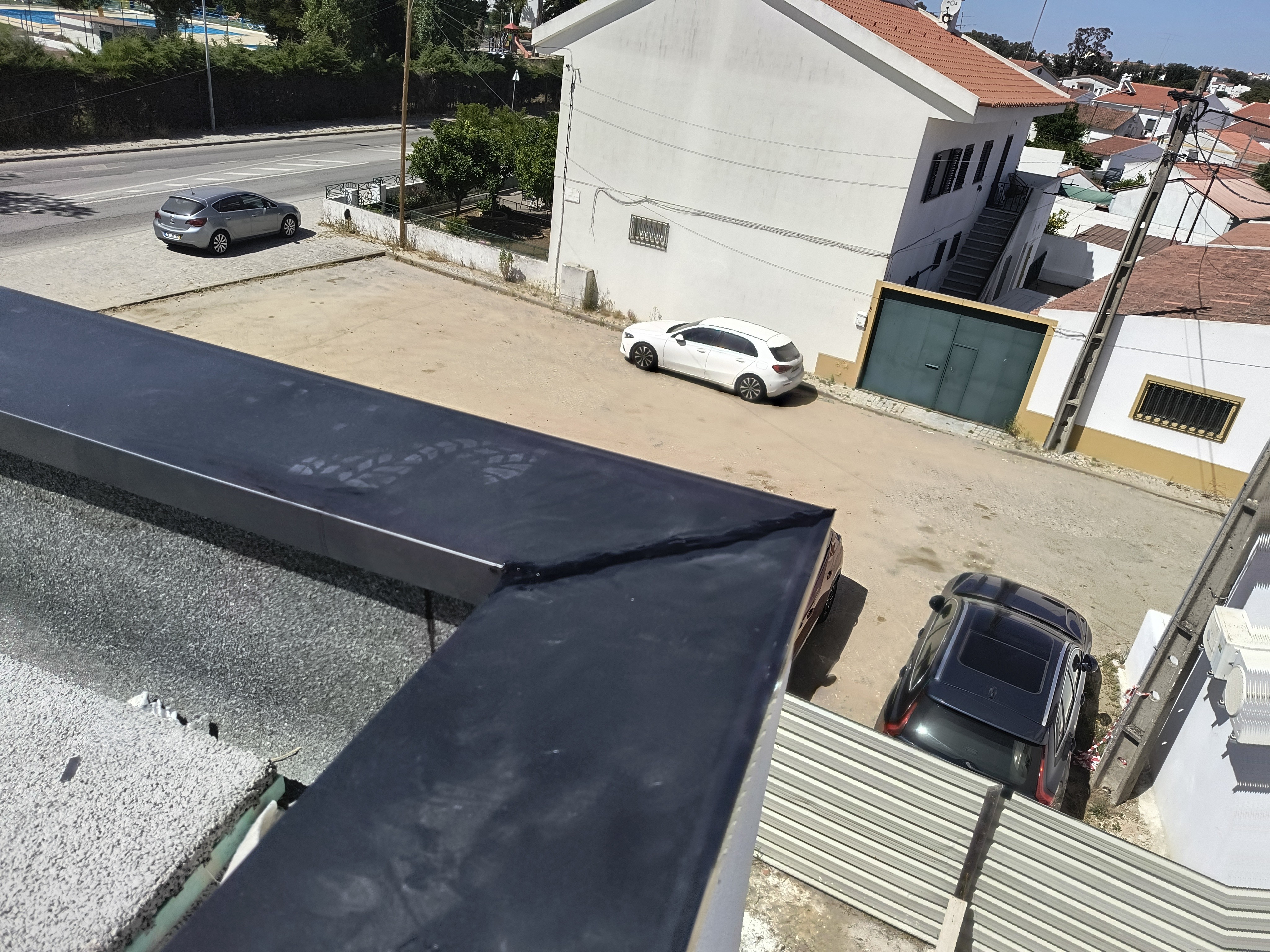 Rufos escuros em edifício com vista panorâmica