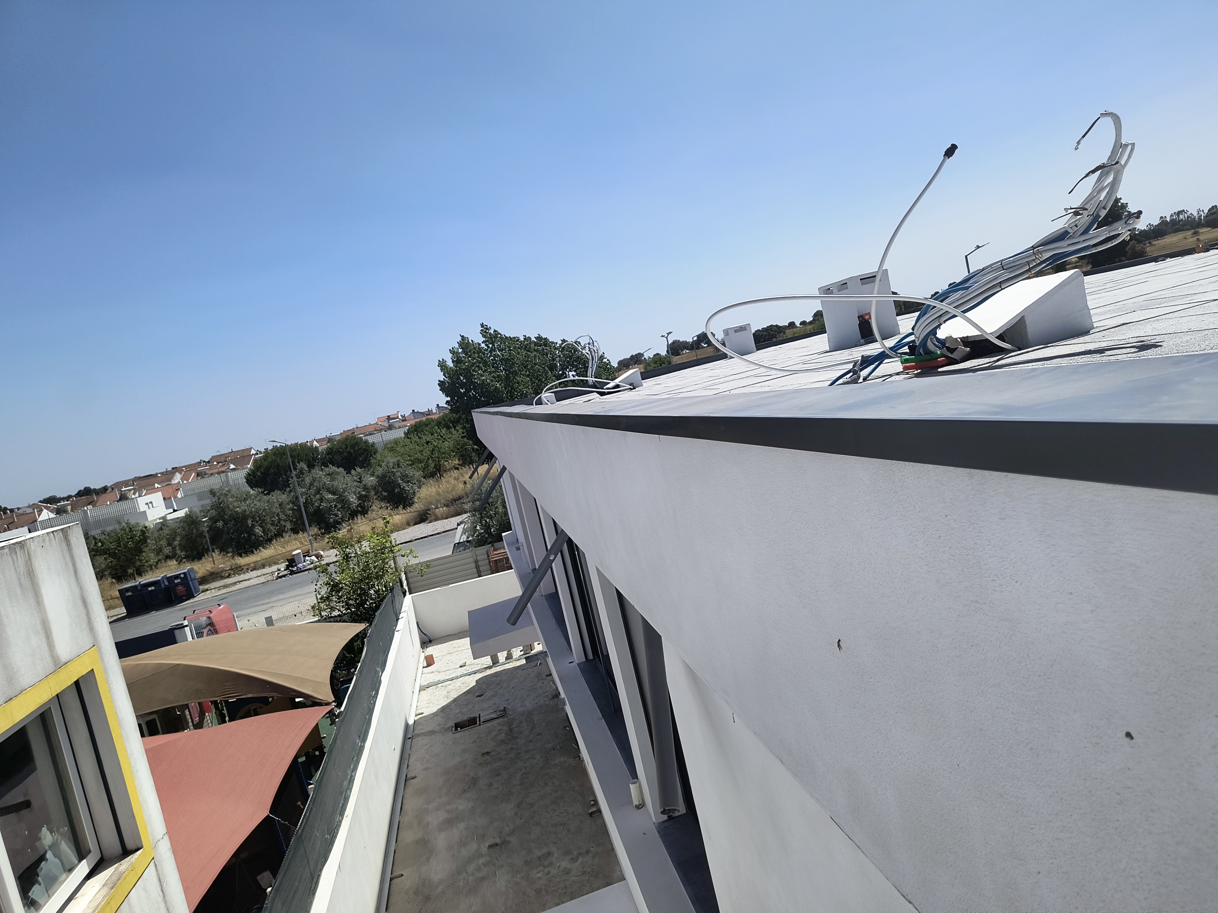 Capeamento e rufos em edifício comercial