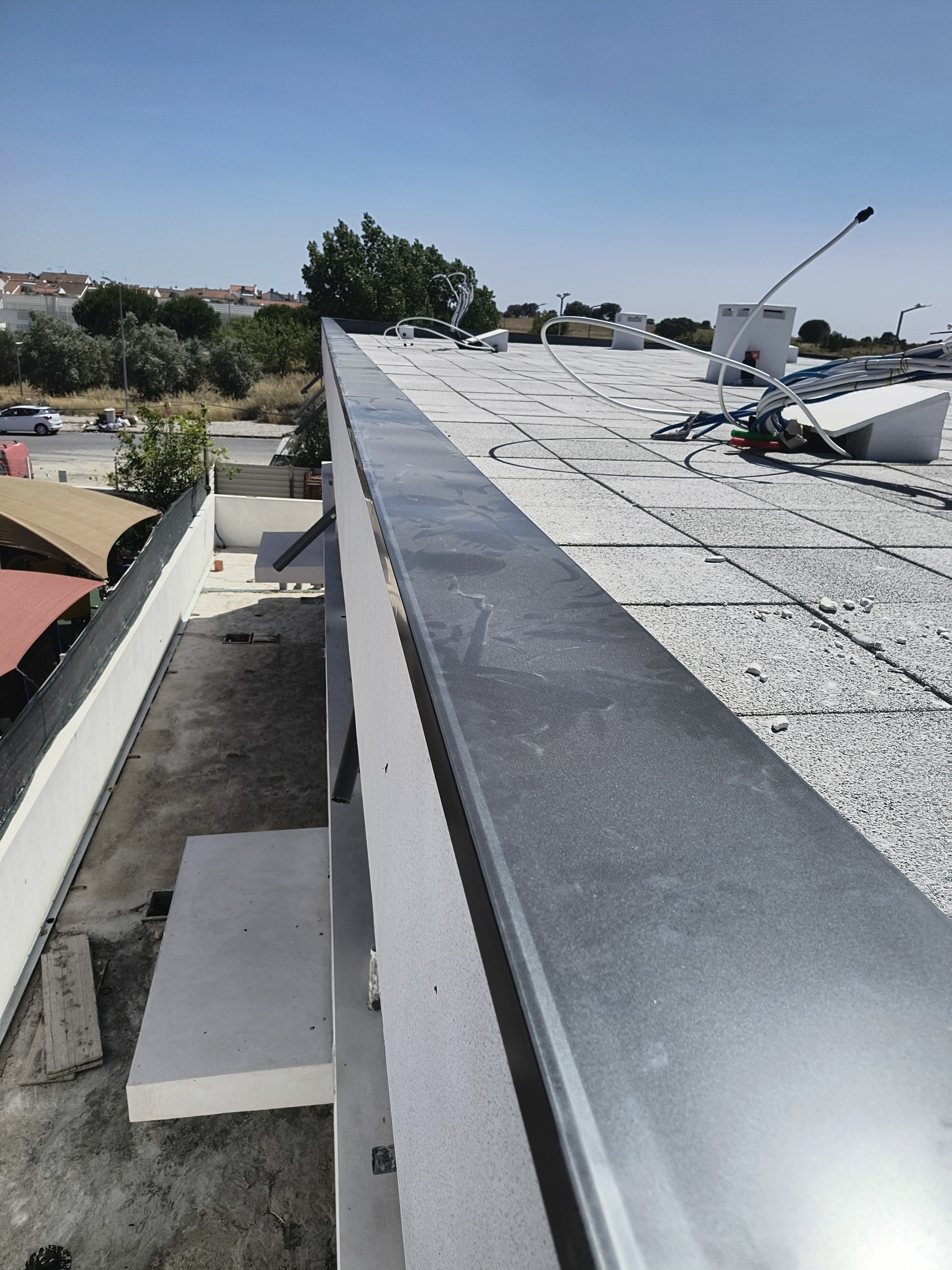 Caleira em zinco instalada em cobertura plana