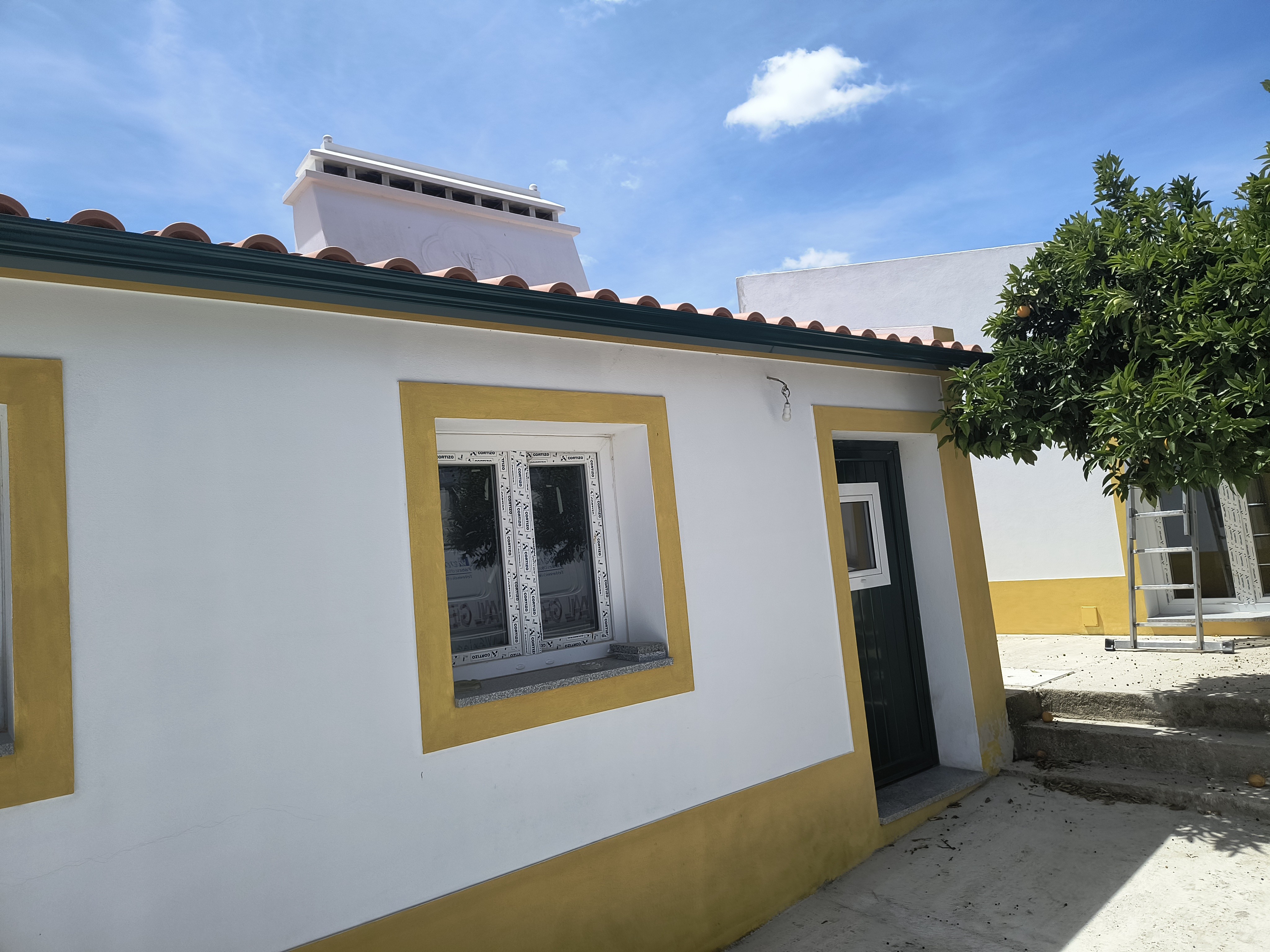 Caleiras verdes em casa típica alentejana