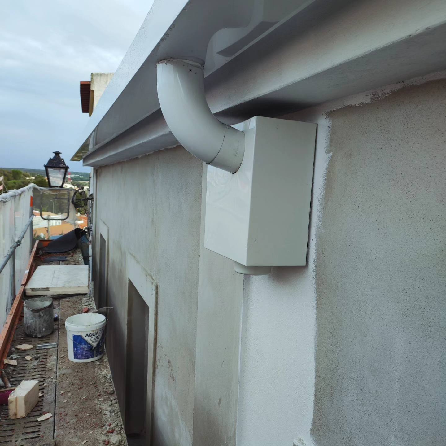 Instalação de caleira com caixa coletora em obra